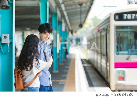 ホーム 電車 カップル デートの写真素材