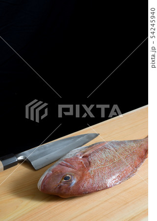 鯛 まな板 鮮魚 真鯛の写真素材