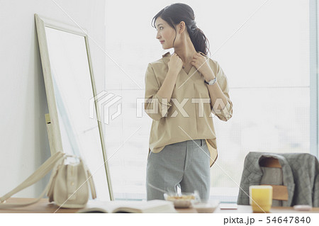 Image of changing clothes Woman wearing pantyhose - Stock Photo [62424341]  - PIXTA