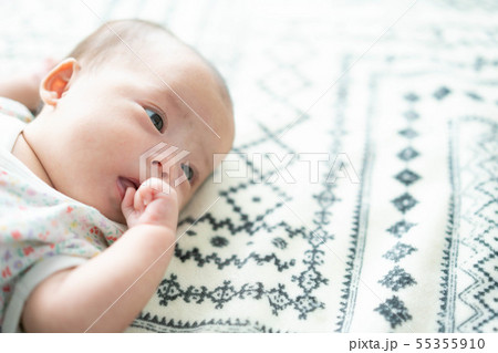 生後2ヶ月 赤ちゃん 人物 かわいいの写真素材
