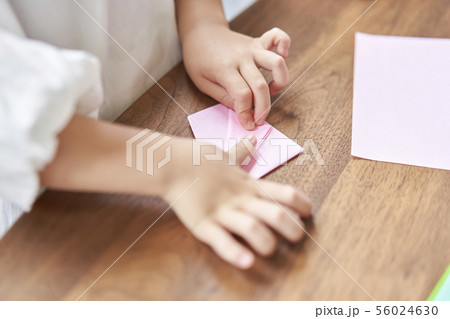折り紙を折るの写真素材
