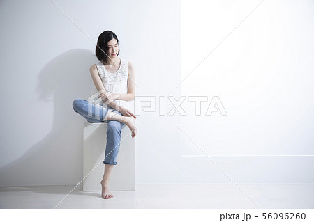 女性 人物 日本人 脚を組むの写真素材