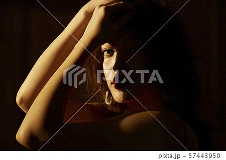 人物 女性 セクシー 外国人 魅力的 かっこいいの写真素材