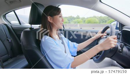 女性 ドライブ 運転 横顔の写真素材