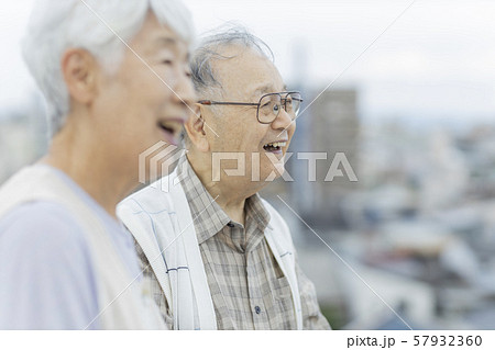 シニア 夫婦 老人 横顔の写真素材