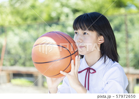 女の子 バスケットボール 部活 かわいいの写真素材