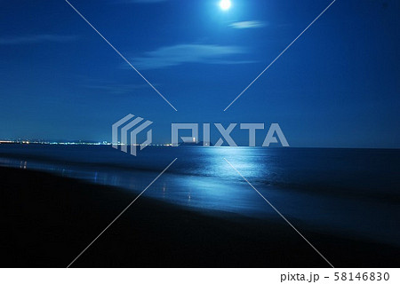 月夜の浜辺 夜の写真素材
