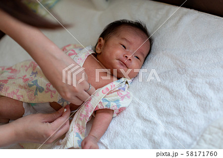 女の子 赤ちゃん 裸 0歳 かわいい 女性の写真素材