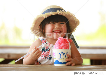 かき氷 食べる 人物 子供の写真素材