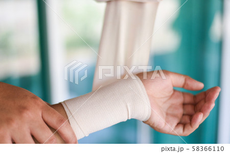 けが 手首 包帯 怪我の写真素材