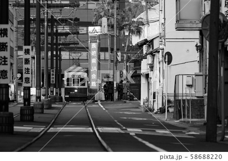 路面電車 観光地 白黒 街並みの写真素材