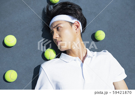 男性　スポーツ　テニス