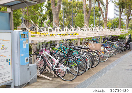 自転車置き場 屋根 自転車 マンションの写真素材