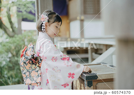 初詣 賽銭箱 女の子 正月 お参りの写真素材