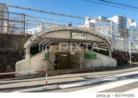 代々木駅 総武線 電車 ホームの写真素材