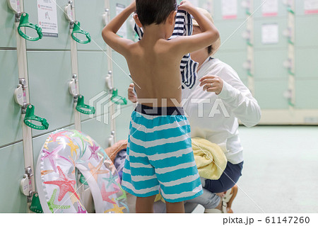 子供 園児 幼稚園児 着替えの写真素材