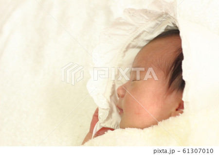 新生児 横顔 赤ちゃん 寝顔の写真素材