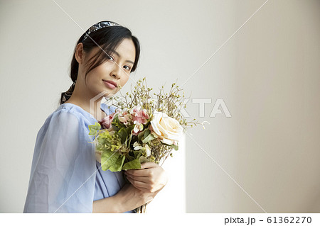 女性 花束 抱える 花の写真素材