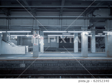 鉄道 駅ホーム 夜 蛍光灯の写真素材