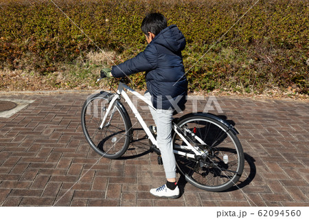 子供 自転車 乗る 後ろ姿の写真素材