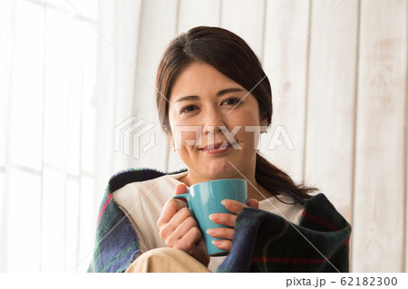 手 カップ マグカップ 持つの写真素材