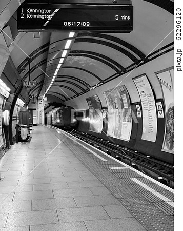 チューブ 地下鉄 海外 ヨーロッパの写真素材