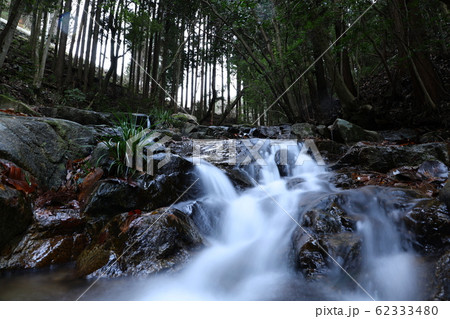 滝 水しぶき 川 自然 イラスト 水流 岩 水の写真素材