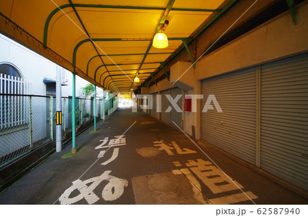 細道 シャッター 路地 路地裏の写真素材