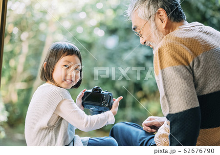 おじいちゃん 笑顔の写真素材