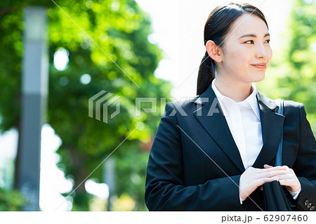リクルートスーツ 女性 かわいいの写真素材