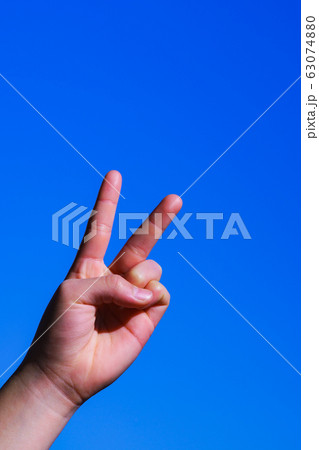 手 左手 チョキ ピースの写真素材