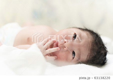 分娩 生まれたて 赤ちゃん 産声の写真素材