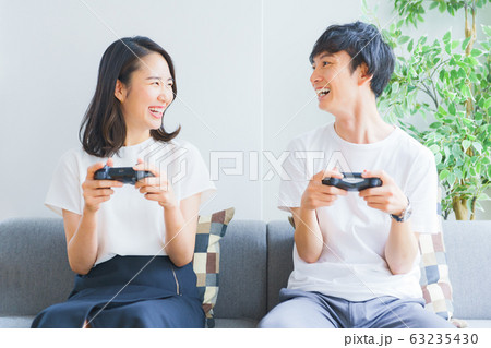 テレビゲーム カップル ゲーム 遊びの写真素材