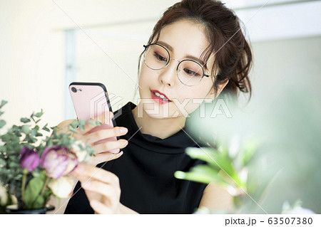 女性 写メ 撮影 スマートフォンの写真素材