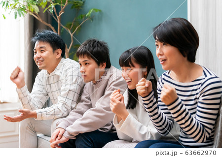 手に汗握るの写真素材