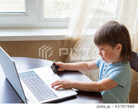 赤ちゃん ノートパソコン 興味 触るの写真素材
