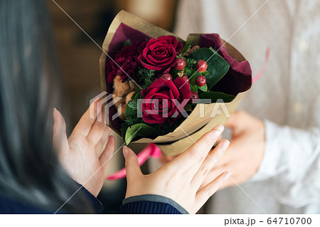 男女 花束 渡す カップルの写真素材