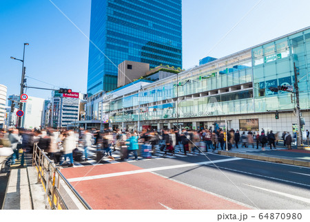 人混み 雑踏 新宿駅 群衆の写真素材