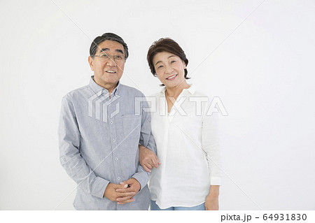 人物 カップル 腕組み 腕を組む 2人 仲良しの写真素材