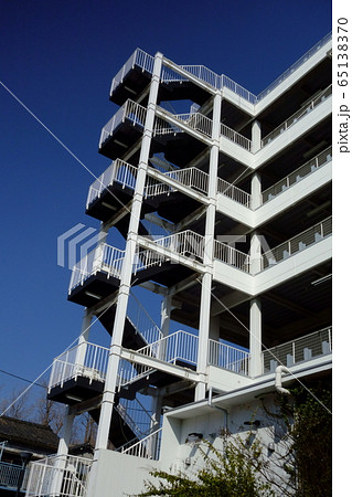 外階段 青空 ビル マンションの写真素材