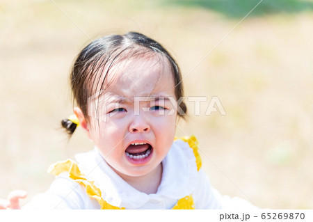 我慢 泣く 子供 人物の写真素材