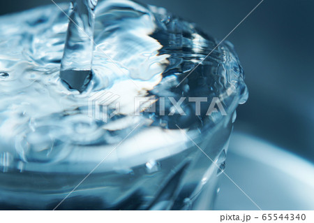 水 グラス コップ 溢れるの写真素材