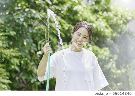 水やり 水 ホース 水撒きの写真素材