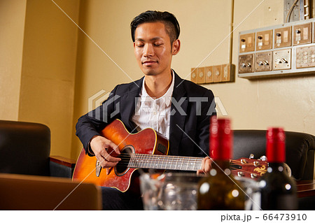 弾き語り 男性の写真素材