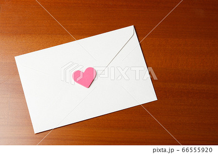 ハート 手紙 封筒 ラブレターの写真素材