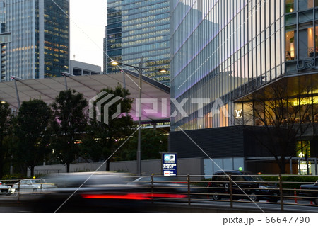 証券会社 ビル パソコン 株の写真素材