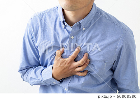 男性 病気 心臓 押さえるの写真素材