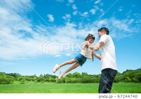 抱え上げる 2人の写真素材