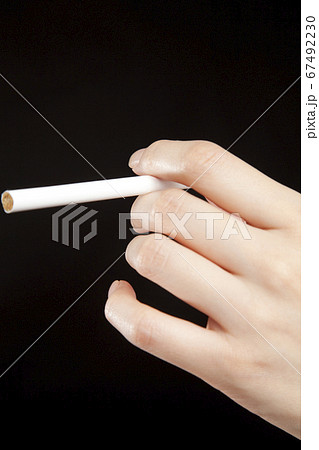 タバコ 手元 持つ 煙草の写真素材