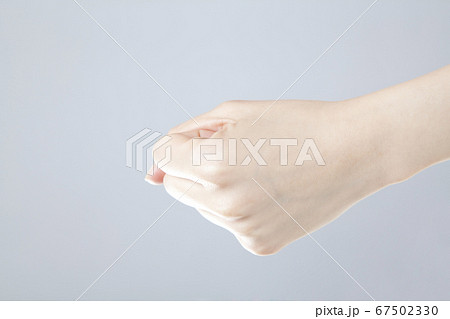 手 グー 拳 女性の写真素材